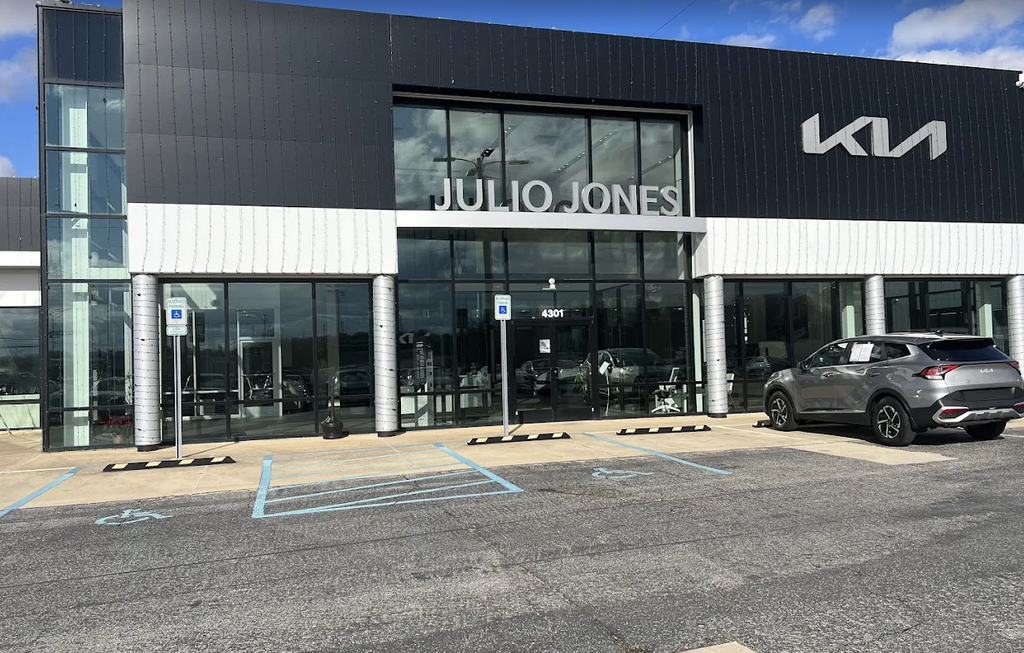 Dealership gallery photo 1